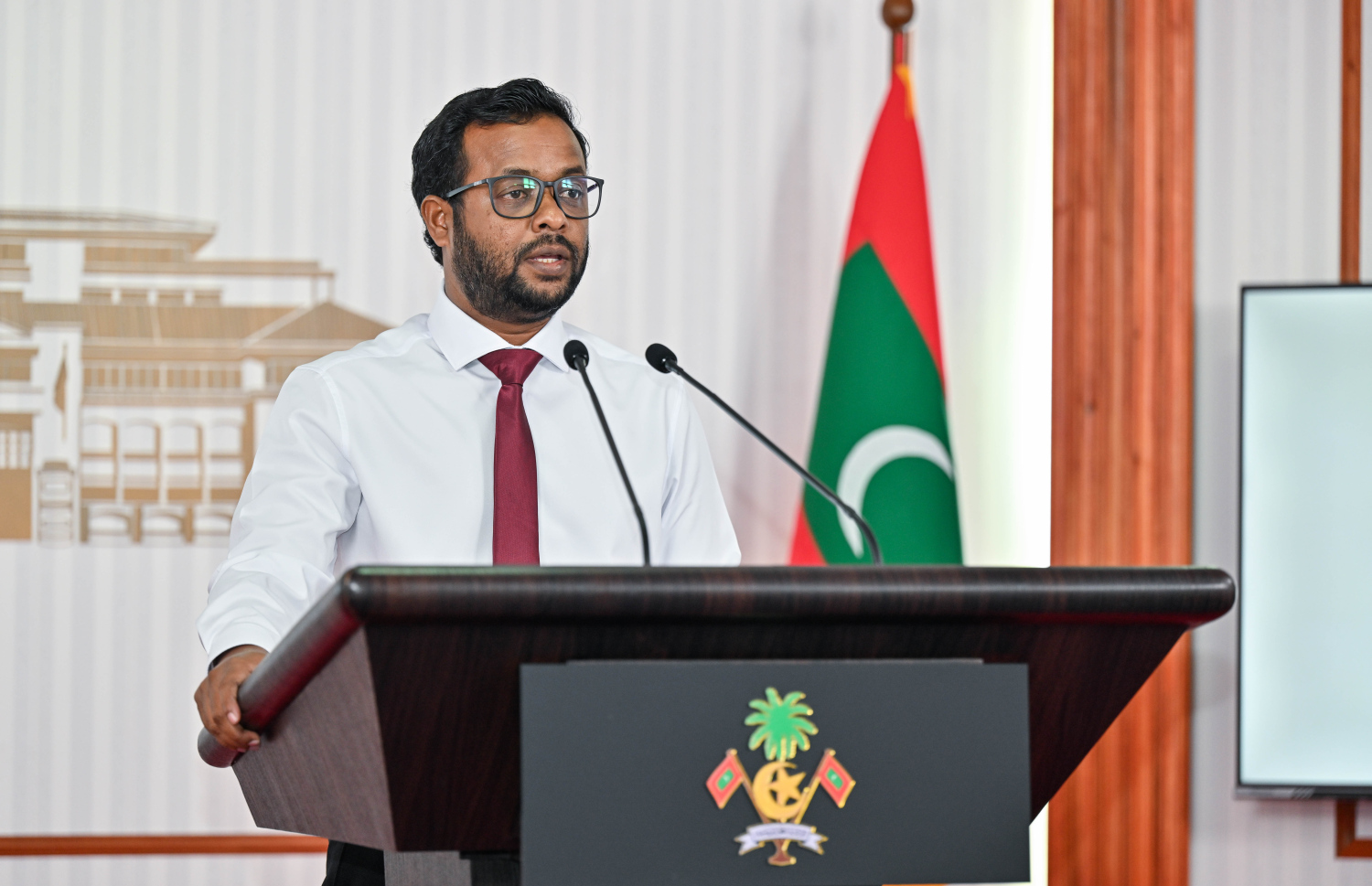 ނޫސްވެރިންގެ ބައްދަލުވުމުގައި މުއްތަލިބު ވާހަކަ ދައްކަވަނީ.