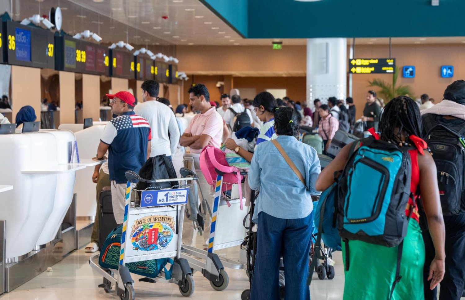 އާ ޓާމިނަލުގައި ގިނަ އަދަދެއްގެ ފަސިންޖަރުން ކައުންޓަރުތައް ކައިރީގައި ކިއުގައި މަޑުކޮށްގެން -- ފޮޓޯ: އެމްއޭސީއެލް