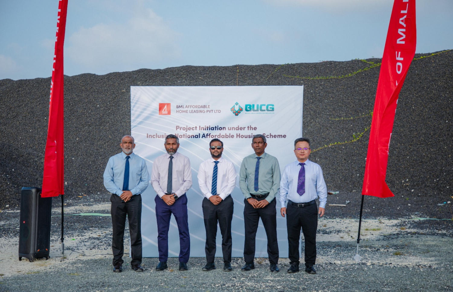 ހުޅުމާލެ ޒޯން 2 ގެ ހަތަރު ބިމެއްގައި 1،117 ހައުސިން ޔުނިޓް އިމާރާތްކުރުމާ ހަވާލުވި ބީޔޫސީޖީގެ ބައެއް އިސްވެރިންނާ އެކު ހައުސިން މިނިސްޓަރު މުއްތަލިބު އަދި ބީއެމްއެލްގެ ޗެއާޕާސަން އަހުމަދު އަދި އެޗްޑީސީގެ އެމްޑީ މިއަދު ފޮޓޯއަކަށް ހުއްޓިވަޑައިގެން.---ފޮޓޯ: ބީއެމްއެލް