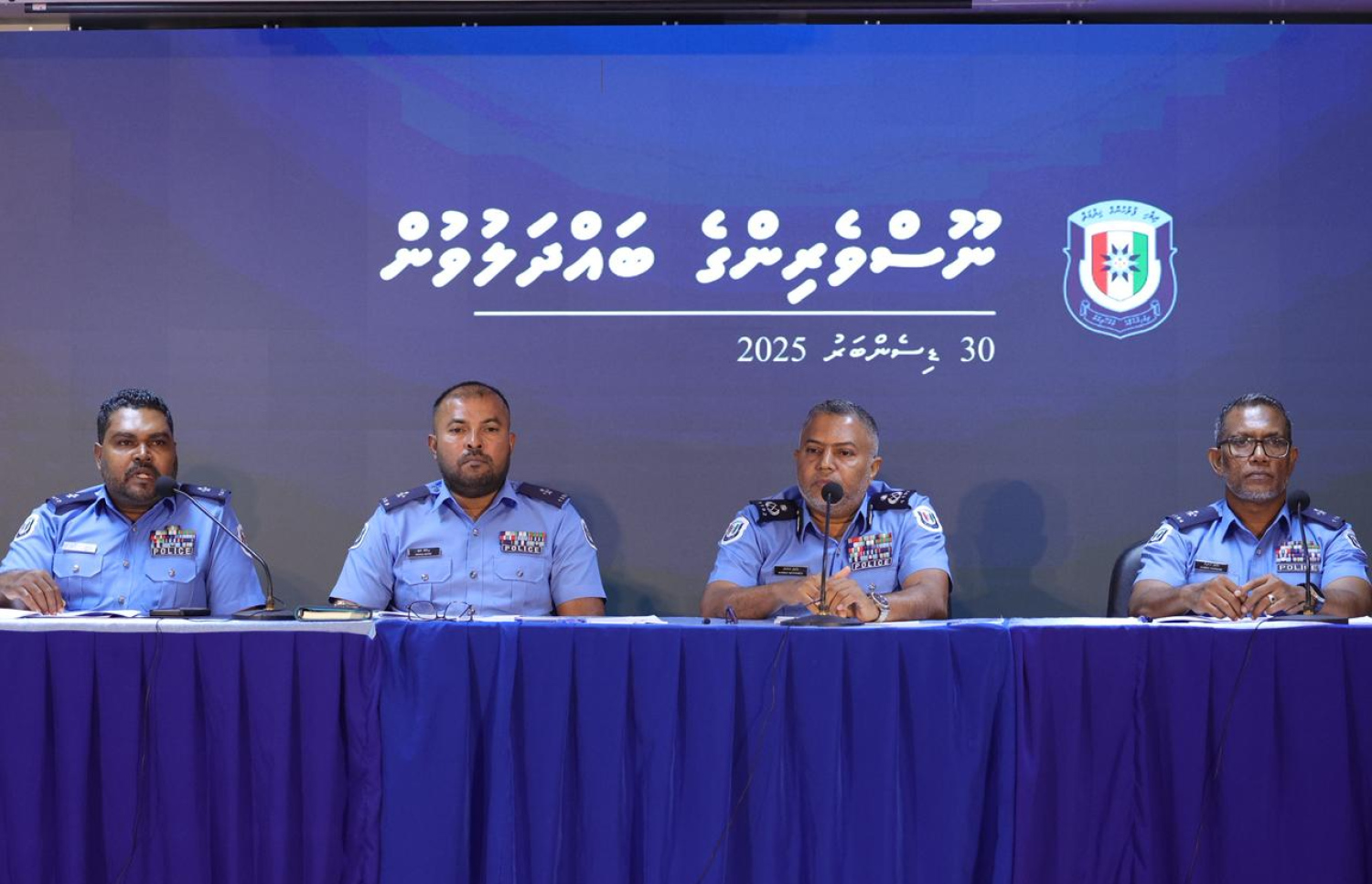 ފުލުހުންގެ އެކި ޑިޕާޓްމަންޓްތައް ގުޅިގެން މިއަދު ބޭއްވި ޕްރެސްކޮންފަރެންސްގައި ބައެއް އިސްވެރިން ބައިވެރިވެވަޑައިގަންނަވަނީ.--- ފޮޓޯ: ފުލުހުންގެ އިދާރާ