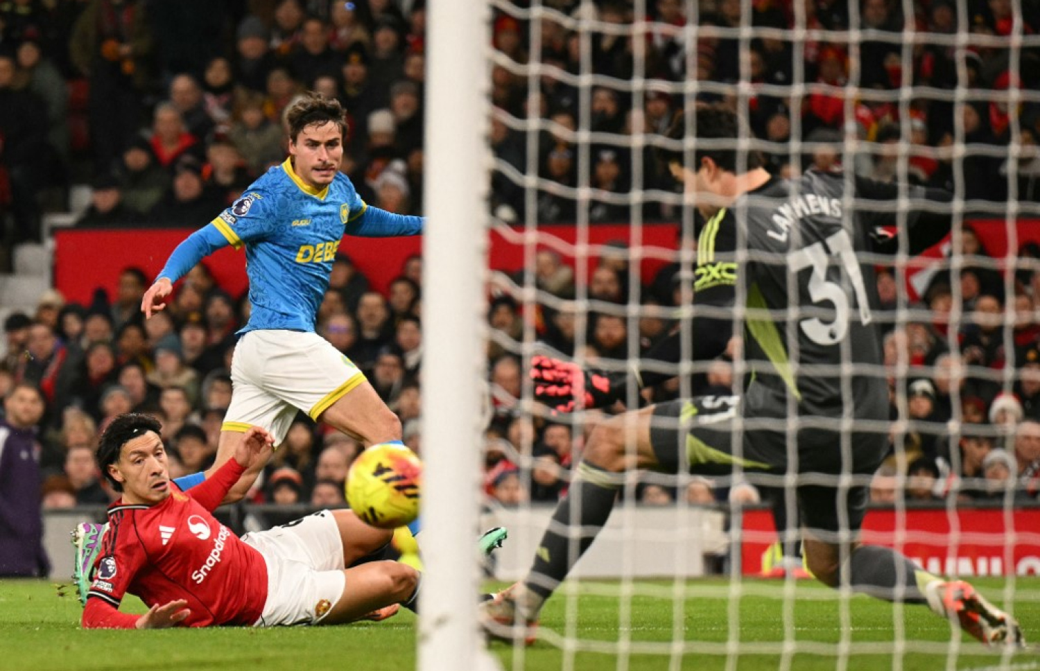 ޔުނައިޓެޑްގެ ކީޕަރު ސެން ލެމެންސް، ވުލްވްގެ ހަމަލާއެއް ދިފާއު ކުރަނީ.-- ފޮޓޯ: އޭއެފްޕީ