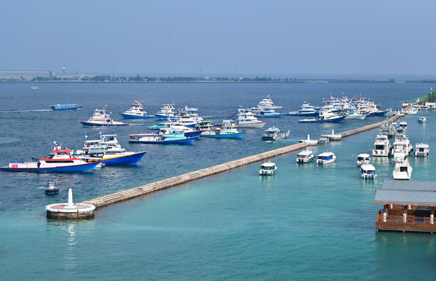 ޑިސެމްބަރު 11، 2025: މަސްވެރިންގެ ދުވަހު ބޮޑުކަންނެލި މަސްވެރިން ބޭއްވި އިހުތިޖާޖުގައި ބައިވެރިވި މަސްދޯނިތައް މާލޭ ބޭރުގައި، ފުލުހުންނާ ސިފައިން ވަނީ މާލޭ ފަޅަށް އެ ދޯނިތައް ވަނަނުދީ ހުއްޓުވާފައި.-- ފޮޓޯ: ފަޔާޒު މޫސާ | މިހާރު