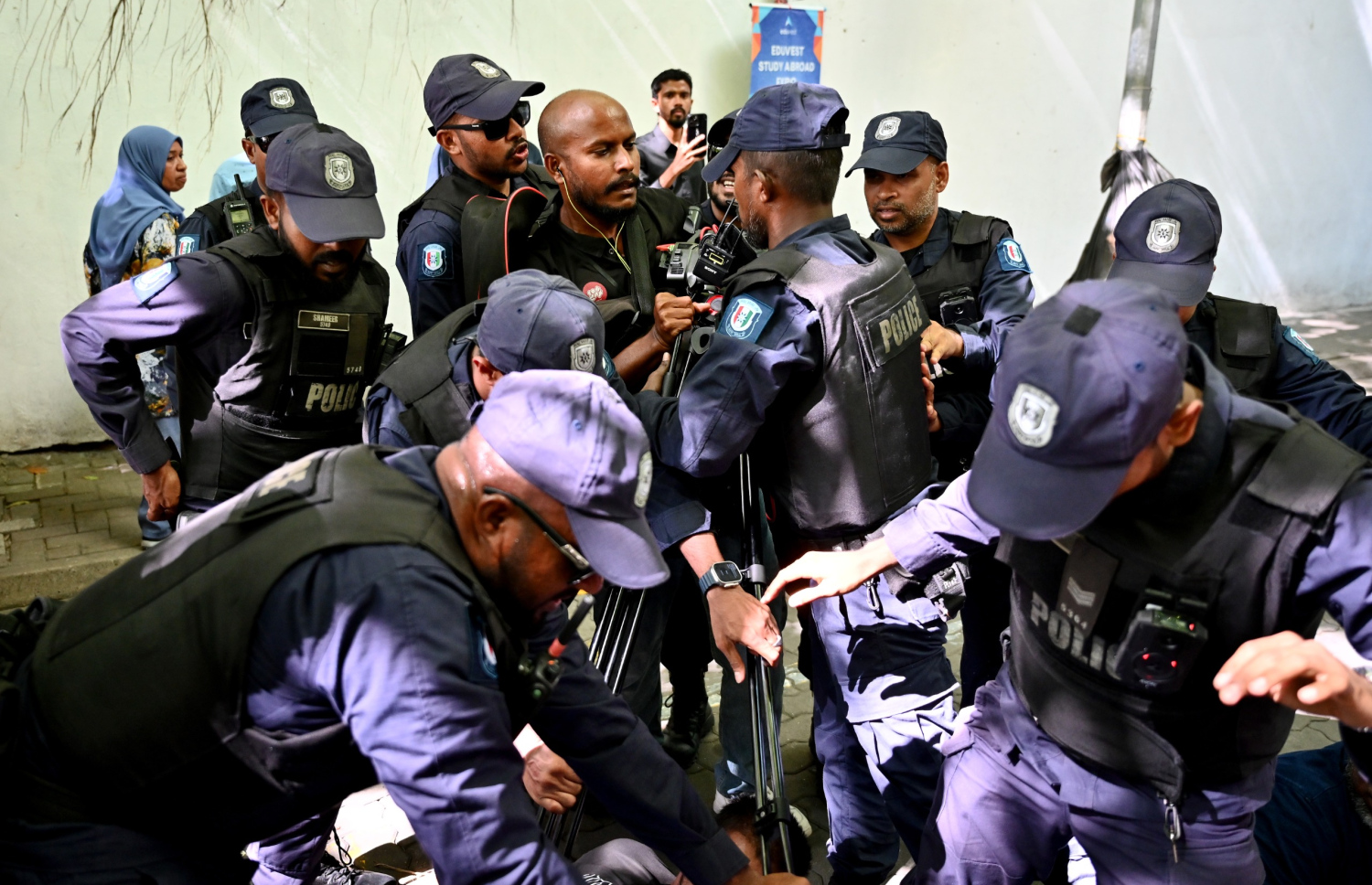 ސެޕްޓެމްބަރު 18، 2025: މީޑިއާ ކައުންސިލާއި ބްރޯޑްކާސްޓިން ކޮމިޝަން އެއްކޮށްލުމަށް ރައްޔިތުންގެ މަޖިލީހަށް ހުށަހެޅި ބިލާ ދެކޮޅަށް ނޫސްވެރިން ރައްޔިތުންގެ މަޖިލިހުގެ އިދާރާ ކައިރީގައި ކުރި އިހުތިޖާޖު ފުލުހުން ބާރުގެ ބޭނުންކޮށްގެން ރޫޅާލަނީ.--- ފޮޓޯ: ފަޔާޒު މޫސާ | މިހާރު