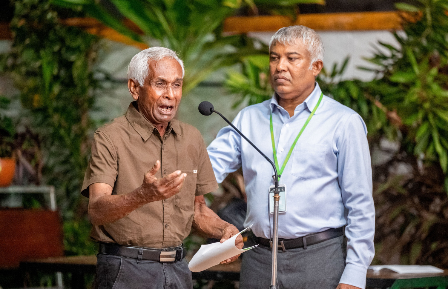 ޑިސެމްބަރު 17، 2025: މާލޭގެ އަވަށްތަކުގެ ރައްޔިތުންނާ ބައްދަލުކުރެއްވުމަށް ރައީސް ޑރ. މުހައްމަދު މުއިއްޒު ބޭއްވި ސިލްސިލާ ބައްދަލުވުންތަކުގެ ތެރެއިން ގަލޮޅުގެ ރައްޔިތުންގެ ބައްދަލުވުމުގައި އުމުރުން ދުވަސްވީ މީހާކު އޭނާގެ އުދާސްތައް ބަނޑުން ކޮށްލައި ރޮވިފައި.--- ފޮޓޯ: ނިޝާން އަލީ | މިހާރު