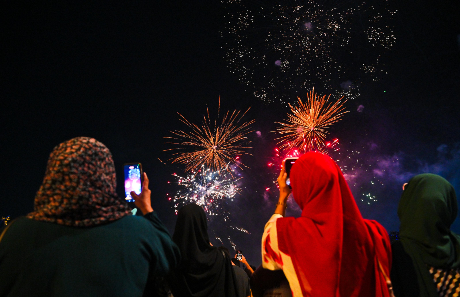 އާ އަހަރު ފެށުން ފާހަގަކުރުމަށް ހުޅުމާލޭ ސެންޓްރަލް ޕާކުގައި އެރުވި ހަވާގެ މަންޒަރުތައް ފޮޓޯ ނަގަނީ.---ފޮޓޯ: ފަޔާޒު މޫސާ | މިހާރު