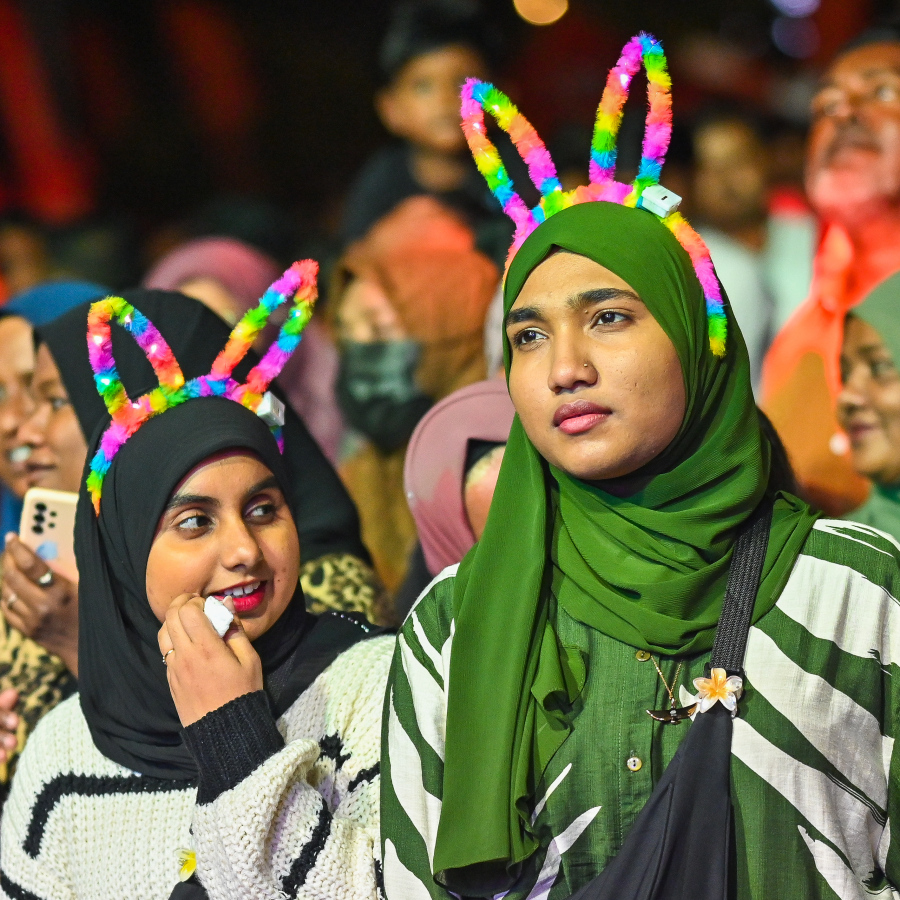 ރާއްޖެ އިން 2026 ވަނަ އަހަރަށް މަރުހަބާ ކިޔަން ހުޅުމާލޭ ސެންޓްރަލް ޕާކުގައި ބޭއްވި ހަރަކާތްތަކަށް ދިޔަ ބަޔަކު ޝޯ ބަލަނީ.--- ފޮޓޯ؛ ފަޔާޒު މޫސާ | މިހާރު