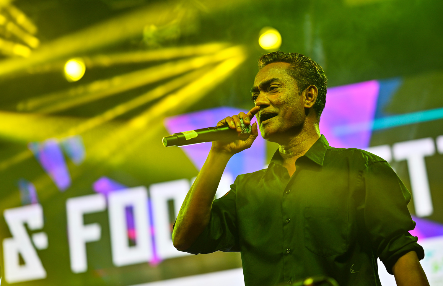 ރާއްޖެ އިން 2026 ވަނަ އަހަރަށް މަރުހަބާ ކިޔަން ހުޅުމާލޭ ސެންޓްރަލް ޕާކުގައި ބޭއްވި ޝޯގައި ބޮޑުބެރު ގުރޫޕެއްގެ މީހަކު ލަވައެއް ހުށަހަޅައިދެނީ.--- ފޮޓޯ؛ ފަޔާޒު މޫސާ | މިހާރު