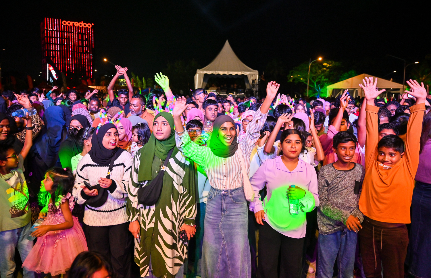 ރާއްޖެ އިން 2026 ވަނަ އަހަރަށް މަރުހަބާ ކިޔަން ހުޅުމާލޭ ސެންޓްރަލް ޕާކުގައި ބޭއްވި ފެސްޓިވަލްގައި ޕައިރޯ ޑްރޯން ޝޯގެ ހަރަކާތްތައް ބަލަނީ: މި ހަރަކާތްތައް ބެލުމަށް ވަރަށް ގިނަ ބަޔަކު ހުޅުމާލޭ ސެންޓްރަލް ޕާކަށް ޖަމާވި.--- ފޮޓޯ: ފަޔާޒު މޫސާ | މިހާރު