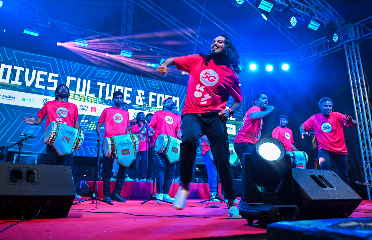 ރާއްޖެ އިން 2026 ވަނަ އަހަރަށް މަރުހަބާ ކިޔަން ހުޅުމާލޭ ސެންޓްރަލް ޕާކުގައި ބޭއްވި ޝޯގައި ބޮޑުބެރު ގުރޫޕެއްގެ ހަރަކާތްތަކެއް ކުރިއަށް ގެންދަނީ.--- ފޮޓޯ؛ ފަޔާޒު މޫސާ | މިހާރު