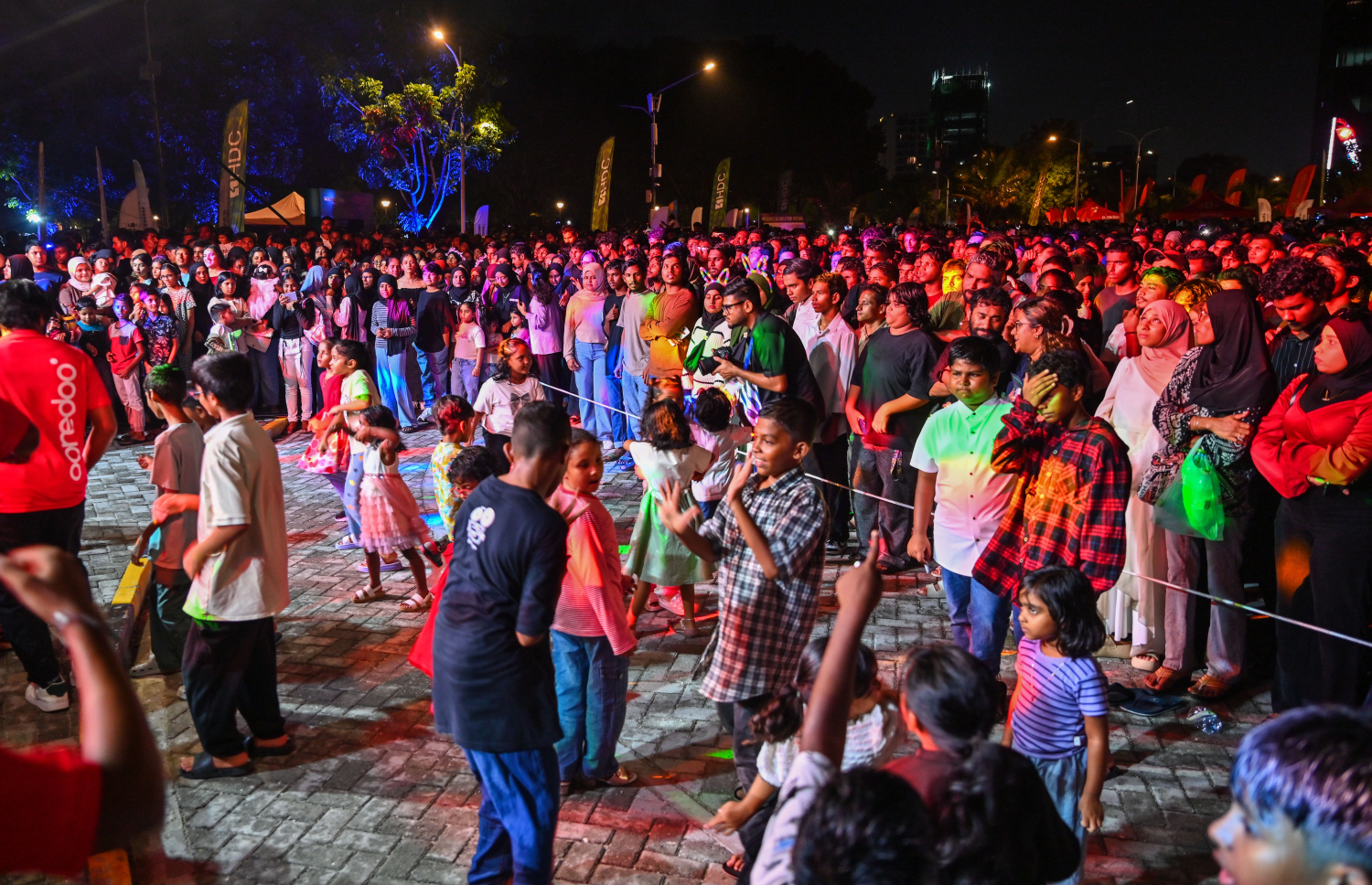 ރާއްޖެ އިން 2026 ވަނަ އަހަރަށް މަރުހަބާ ކިޔަން ހުުޅުމާލޭ ސެންޓްރަލް ޕާކުގައި ބޭއްވި ހަރަކާތްތައް ބަލަން މާލެ އާއި ހުޅުމާލެ އިން ވަރަށް ގިނަ ބަޔަކު އެ ސަރަހައްދައް ޖަމާވި.--- ފޮޓޯ: ފަޔާޒު މޫސާ | މިހާރު