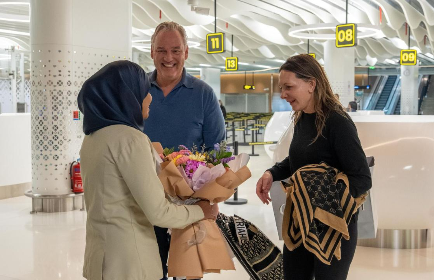 ރާއްޖެ އައި ފުރަތަމަ ފަސިންޖަރު ޖަރުމަނުގެ ރައްޔިތެއް ކަމަށްވާ ތޯމަސް އެންޑްރޫ ހެލްވެގާ އާއި އޭނާގެ އަންހެނުންނަށް ވެލާނާ އިންޓަނޭޝަނަލް އެއާޕޯޓުން މިއަދު މަރުހަބާ ކިޔަނީ.---ފޮޓޯ: އެމްއޭސީއެލް