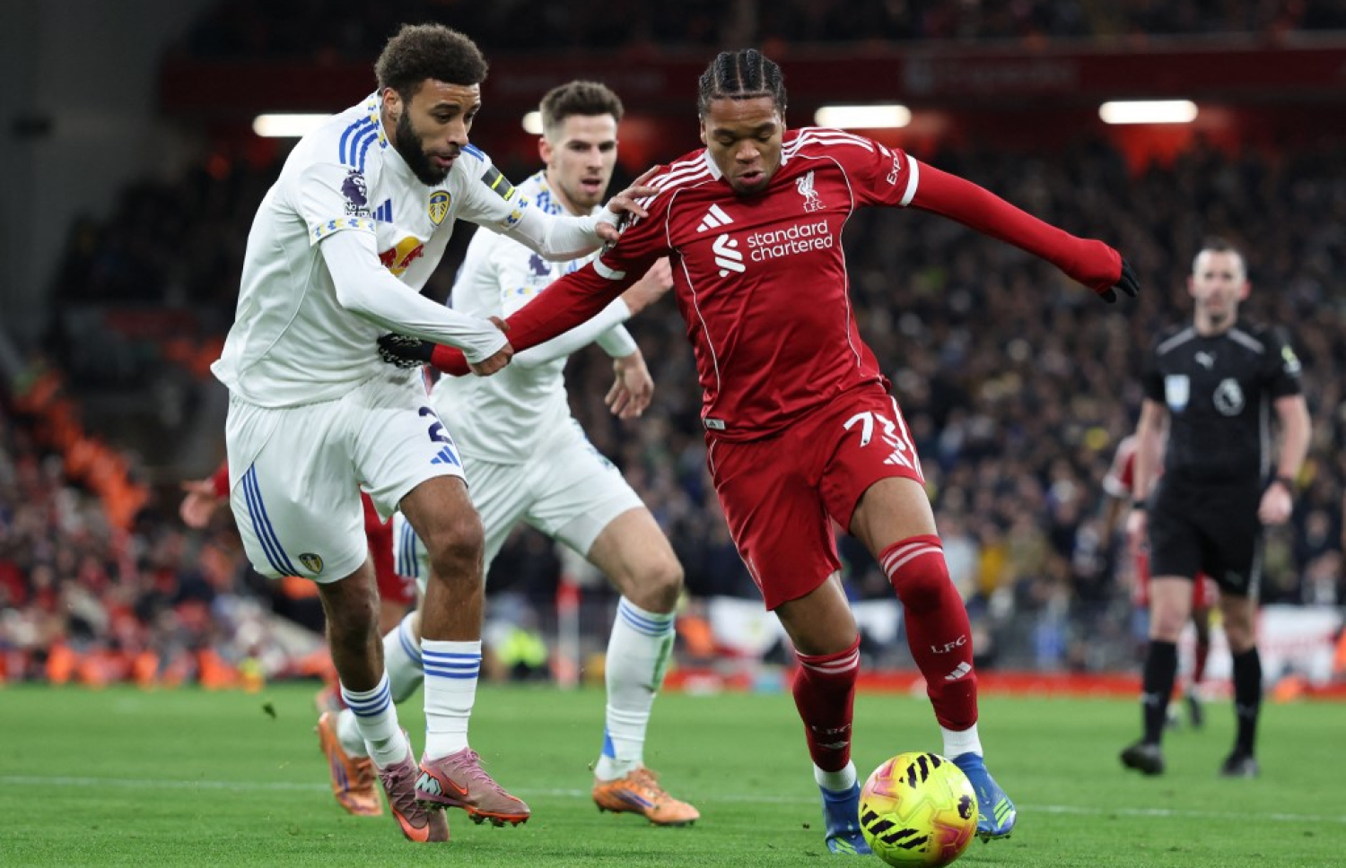 ލިވަޕޫލާއި ލީޑްސް ބައްދަލުކުރި މެޗުގެ ތެރެއިން.-- ފޮޓޯ: އޭއެފްޕީ