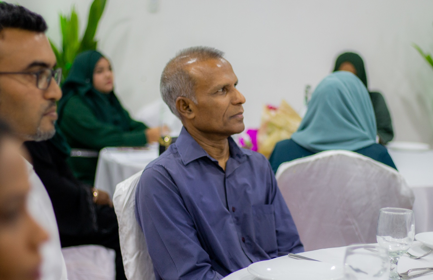 ޑރ. ހަސަން ހަމީދު: އޭނާ ވިދާޅުވީ އިސްލާމް ފޮތް އިނގިރޭސިއަށް ބަދަލުކޮށްފިނަމަ އަމިއްލަ ބަސް އުވިގެން ހިނގައިދާނެ ކަމަށް.--