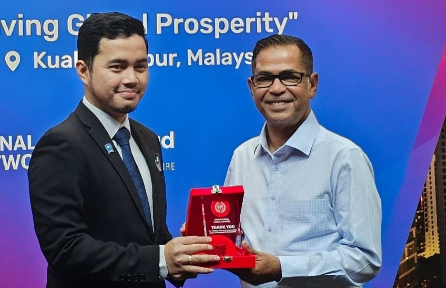 މެލޭޝިއާގައި މިދިޔަ އަހަރު ބޭއްވި އޭޝިއާ އިންޓަނޭޝަނަލް މޮޑެލް، ޔުނައިޓެޑް ނޭޝަން ކޮންފަރެންސް (އެމްޔޫއެން) ކޮންފަރެންސް ރާއްޖޭގައި ސަލީމް ބައިވެރިވަނީ.--