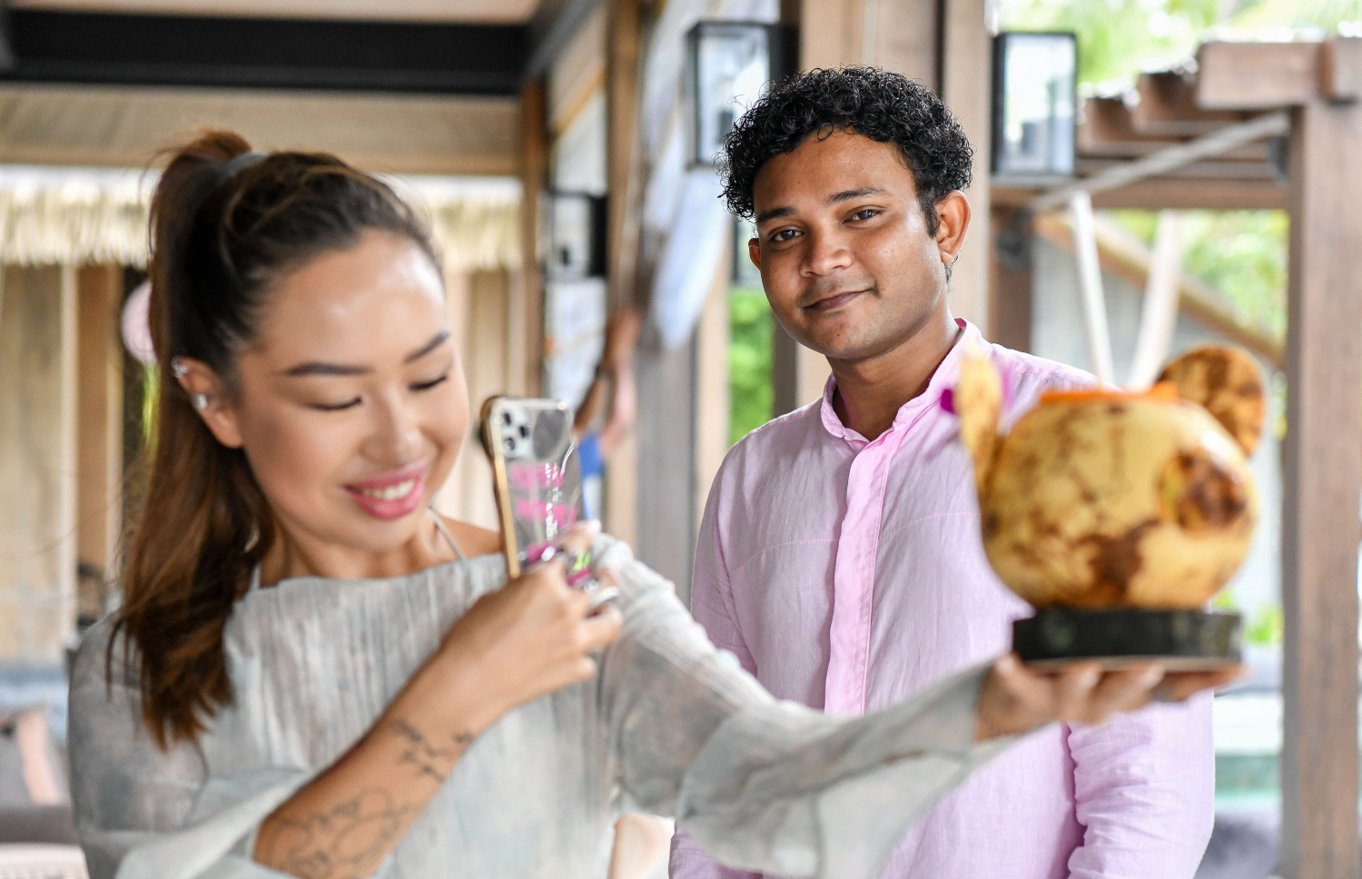 އާރިޝް ޓޫރިސްޓަކަށް ހިދުމަތް ދިނުމަށް ފަހު މަޑުކޮށްލައިގެން.--- ފޮޓޯ: ފަޔާޒު މޫސާ| މިހާރު