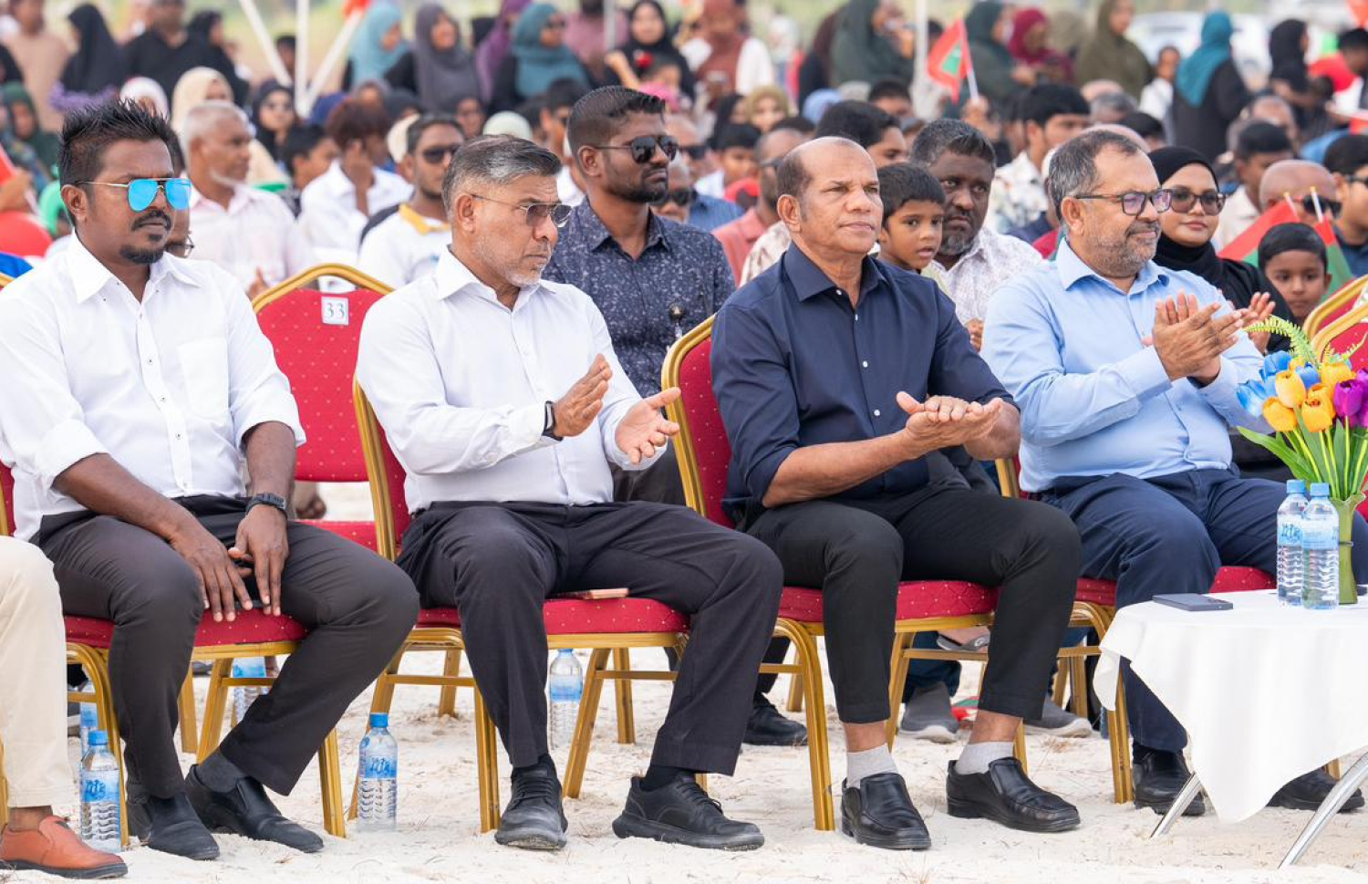 ދިއްދޫގެ ބިން ހިއްކުމުގެ މަސައްކަތް ފެށުމަށް ބޭއްވި ރަސްމިއްޔާތުގައި މިނިސްޓަރު ޒަމީރާއި ދިއްދޫ ދާއިރާގެ މެމްބަރު ލަތީފް އަދި އެމްއޭސީއެލްގެ އެމްޑީ ޝަރީފު އިއްޔެ ބައިވެރިވެވަޑައިގަންނަވަނީ.