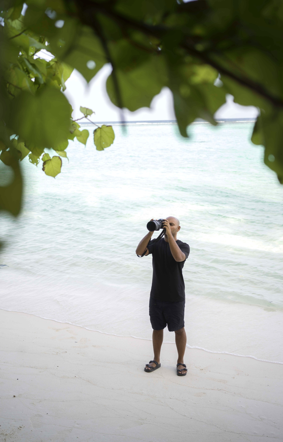 އައްސަދު، ރަށެއްގެ ފޮޓޯ ނަގަނީ.