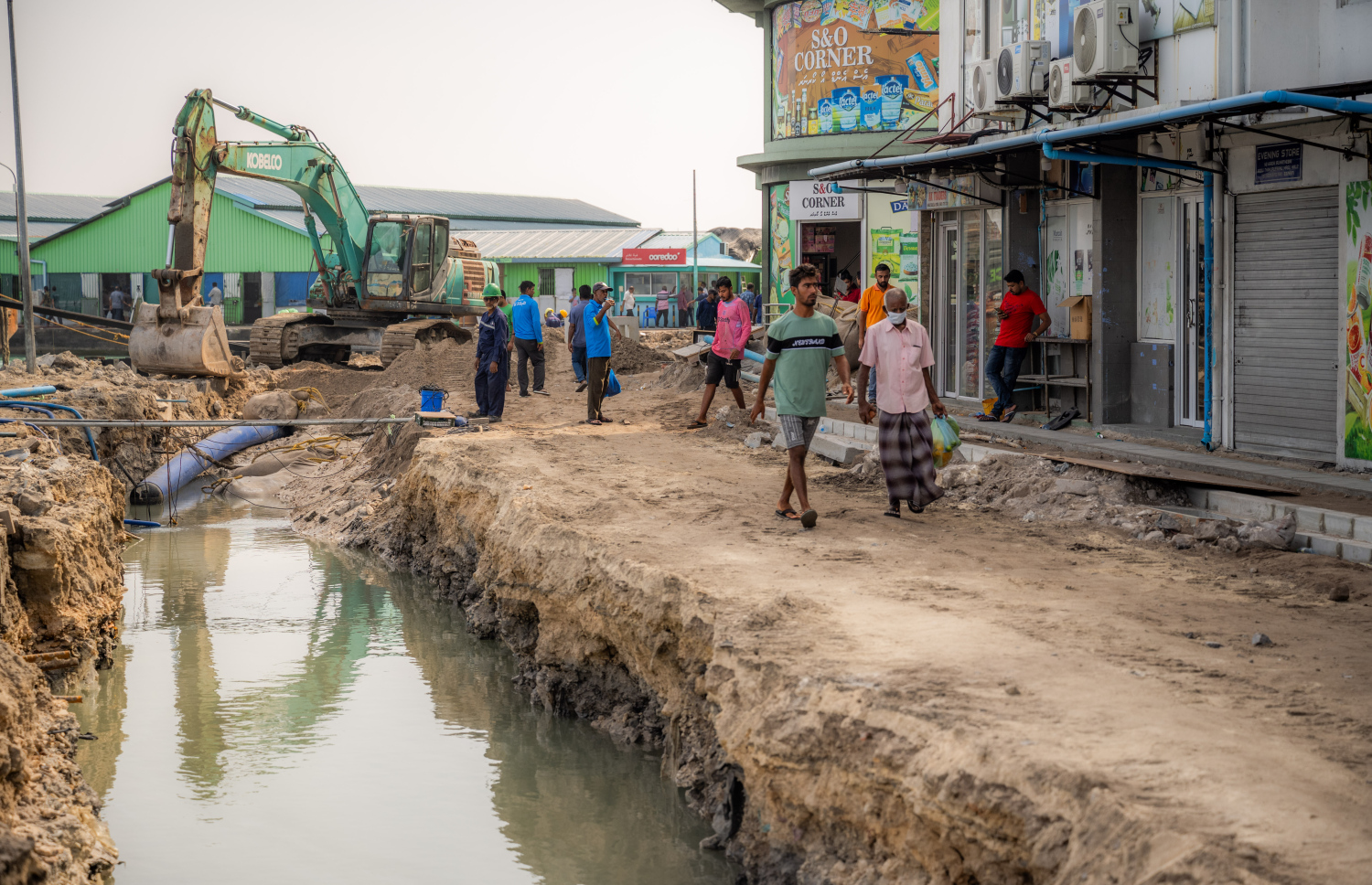 ބޮޑުތަކުރުފާނު މަގު ފުޅާކުރުމުގެ މަސައްކަތް އެމްޓީސީސީ މުވައްޒަފުން ކުރަނީ.-- ފޮޓޯ: ނިޝާން އަލީ | މިހާރު
