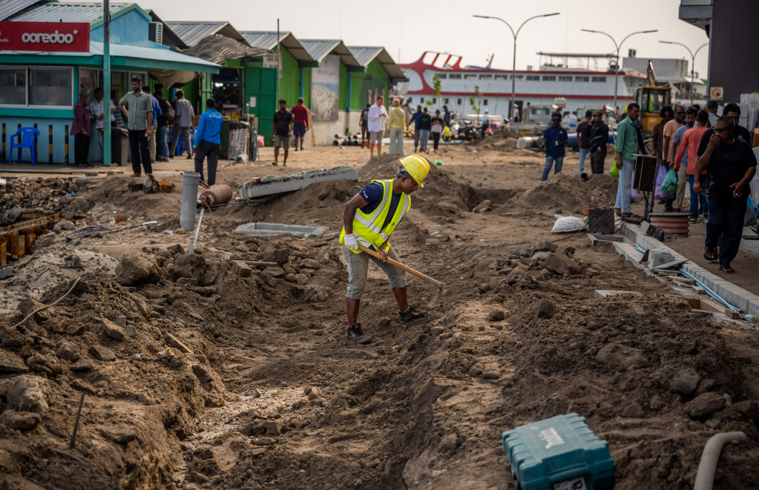 ބޮޑުތަކުރުފާނު މަގު ފުޅާކުރުމުގެ މަސައްކަތް އެމްޓީސީސީ މުވައްޒަފުން ކުރަނީ.-- ފޮޓޯ: ނިޝާން އަލީ | މިހާރު