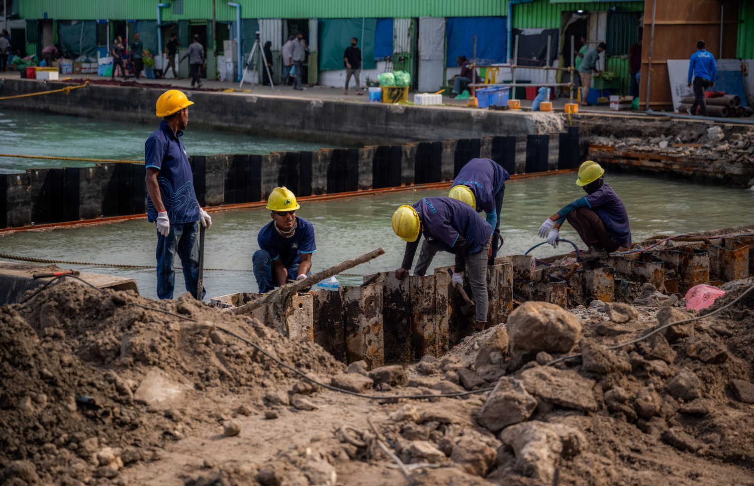 ބޮޑުތަކުރުފާނު މަގު ފުޅާކުރުމުގެ މަސައްކަތް އެމްޓީސީސީ މުވައްޒަފުން ކުރަނީ.-- ފޮޓޯ: ނިޝާން އަލީ | މިހާރު