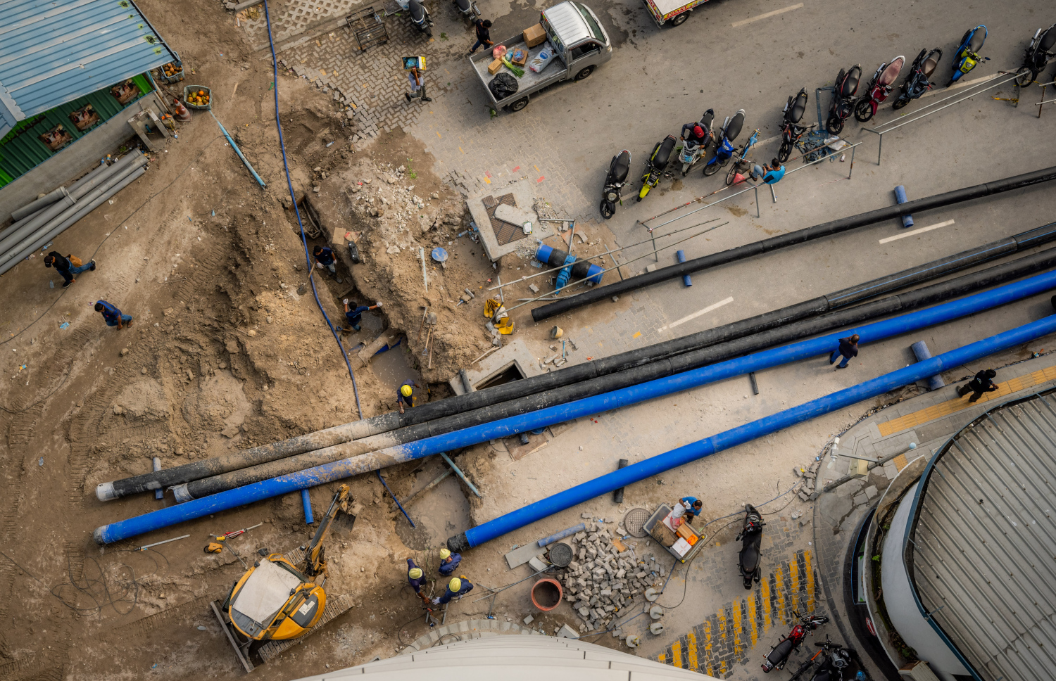 ބޮޑުތަކުރުފާނު މަގު ފުޅާކުރުމުގެ މަސައްކަތް އެމްޓީސީސީ މުވައްޒަފުން ކުރަނީ.-- ފޮޓޯ: ނިޝާން އަލީ | މިހާރު