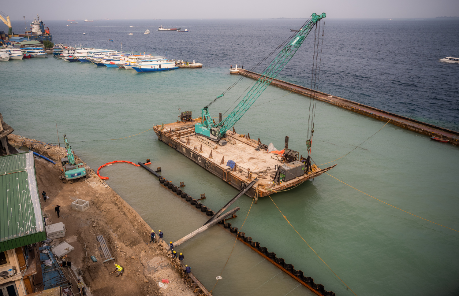 ބޮޑުތަކުރުފާނު މަގު ފުޅާކުރުމުގެ މަސައްކަތް ކުރިއަށް ދަނީ.-- ފޮޓޯ: ނިޝާން އަލީ | މިހާރު