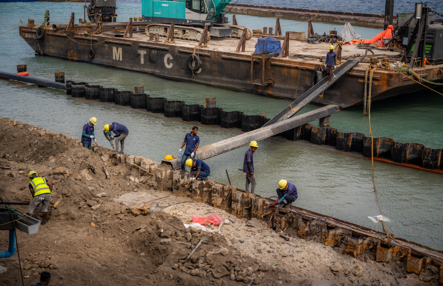 ބޮޑުތަކުރުފާނު މަގު ފުޅާކުރުމުގެ މަސައްކަތް އެމްޓީސީސީ މުވައްޒަފުން ކުރަނީ.-- ފޮޓޯ: ނިޝާން އަލީ | މިހާރު