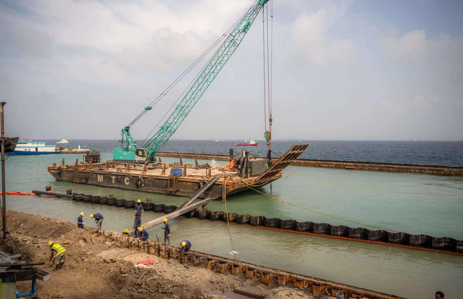 ބޮޑުތަކުރުފާނު މަގު ފުޅާކުރުމުގެ މަސައްކަތް އެމްޓީސީސީ މުވައްޒަފުން ކުރަނީ.-- ފޮޓޯ: ނިޝާން އަލީ | މިހާރު