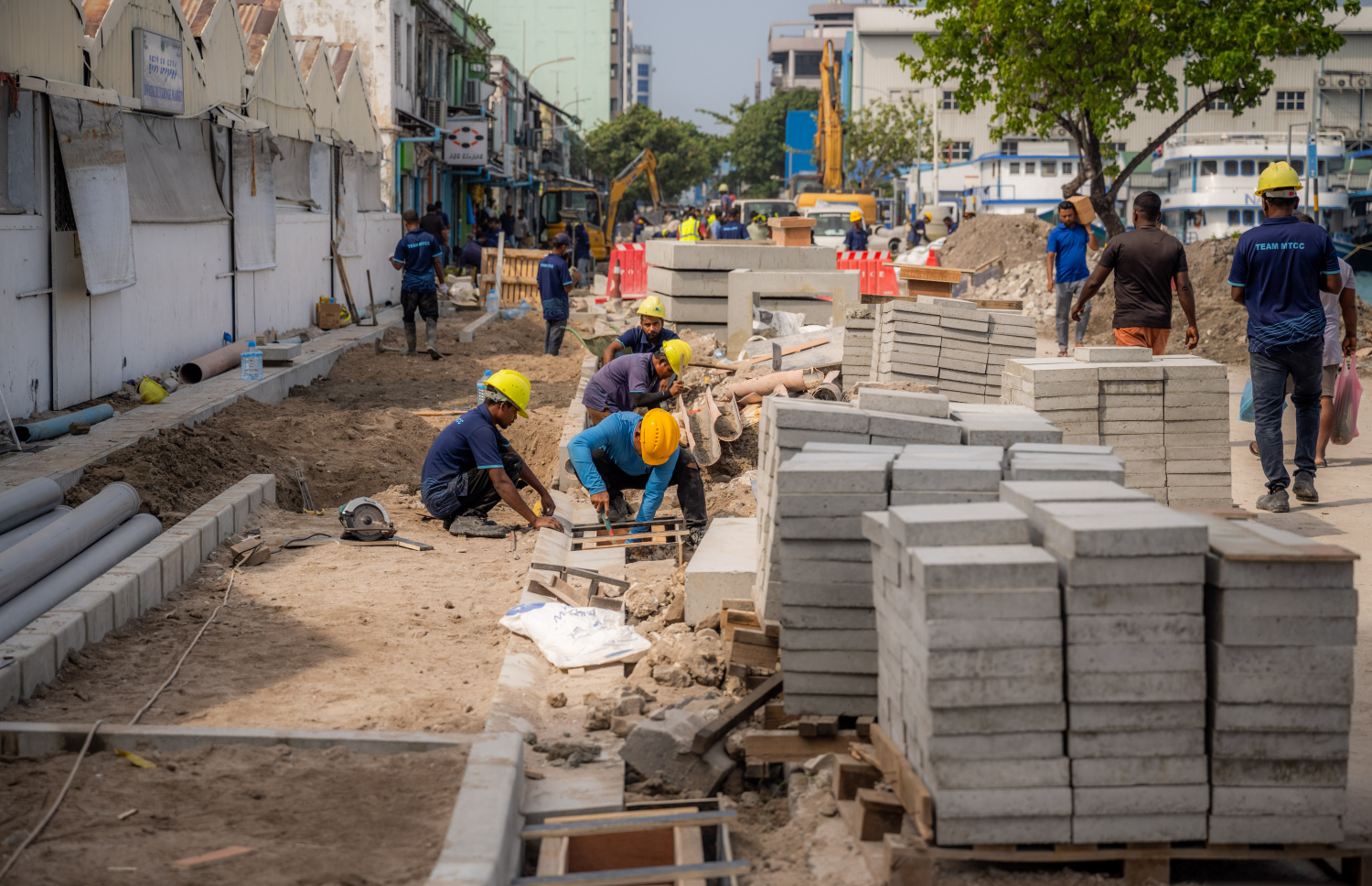 ބޮޑުތަކުރުފާނު މަގު ފުޅާކުރުމުގެ މަސައްކަތް އެމްޓީސީސީ މުވައްޒަފުން ކުރަނީ.-- ފޮޓޯ: ނިޝާން އަލީ | މިހާރު