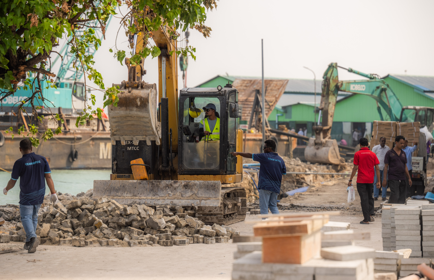 ބޮޑުތަކުރުފާނު މަގު ފުޅާކުރުމުގެ މަސައްކަތް އެމްޓީސީސީ މުވައްޒަފުން ކުރަނީ.-- ފޮޓޯ: ނިޝާން އަލީ | މިހާރު