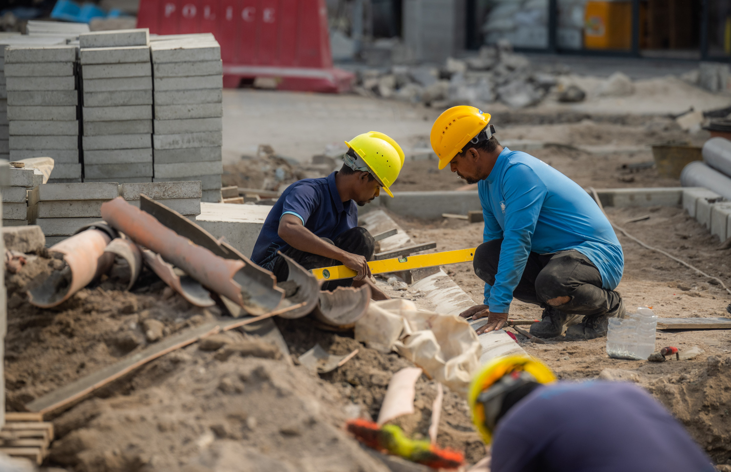 ބޮޑުތަކުރުފާނު މަގު ފުޅާކުރުމުގެ މަސައްކަތް އެމްޓީސީސީ މުވައްޒަފުން ކުރަނީ.-- ފޮޓޯ: ނިޝާން އަލީ | މިހާރު