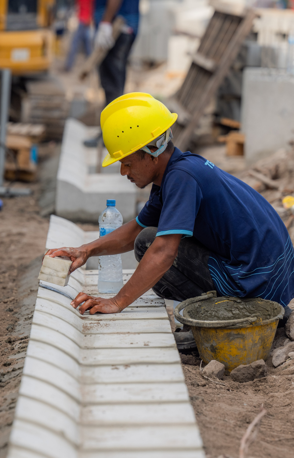 ބޮޑުތަކުރުފާނު މަގު ފުޅާކުރުމުގެ މަސައްކަތް އެމްޓީސީސީ މުވައްޒަފުން ކުރަނީ.-- ފޮޓޯ: ނިޝާން އަލީ | މިހާރު