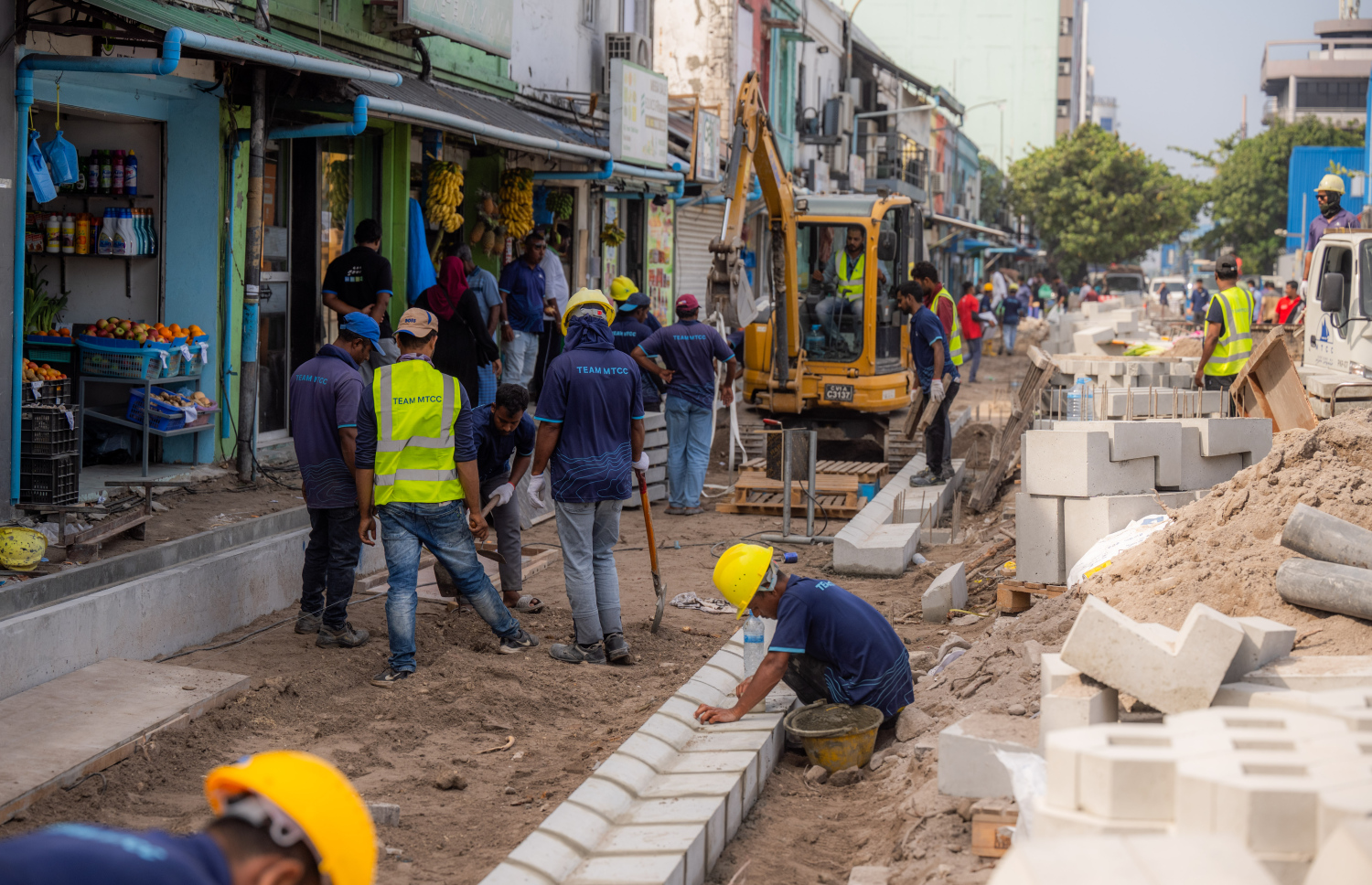 ބޮޑުތަކުރުފާނު މަގު ފުޅާކުރުމުގެ މަސައްކަތް އެމްޓީސީސީ މުވައްޒަފުން ކުރަނީ.-- ފޮޓޯ: ނިޝާން އަލީ | މިހާރު