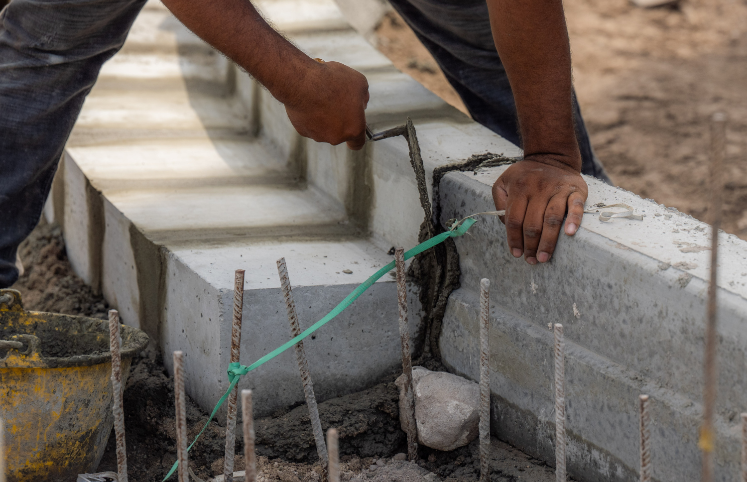 ބޮޑުތަކުރުފާނު މަގު ފުޅާކުރުމުގެ މަސައްކަތް އެމްޓީސީސީ މުވައްޒަފުން ކުރަނީ.-- ފޮޓޯ: ނިޝާން އަލީ | މިހާރު