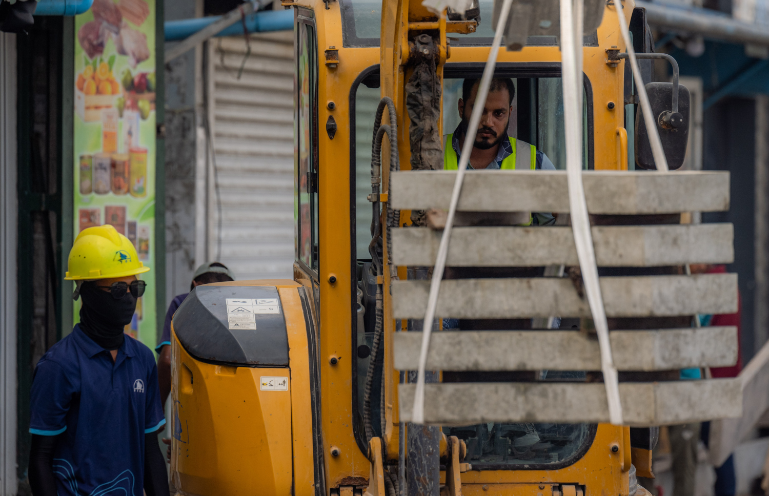 ބޮޑުތަކުރުފާނު މަގު ފުޅާކުރުމުގެ މަސައްކަތް އެމްޓީސީސީ މުވައްޒަފުން ކުރަނީ.-- ފޮޓޯ: ނިޝާން އަލީ | މިހާރު