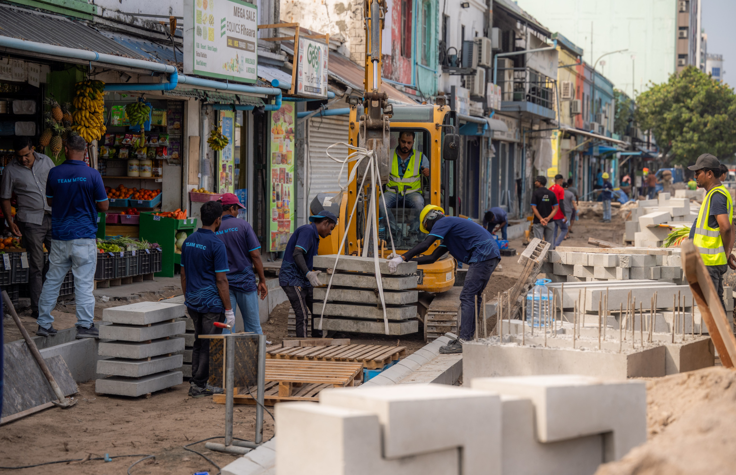 ބޮޑުތަކުރުފާނު މަގު ފުޅާކުރުމުގެ މަސައްކަތް އެމްޓީސީސީ މުވައްޒަފުން ކުރަނީ.-- ފޮޓޯ: ނިޝާން އަލީ | މިހާރު