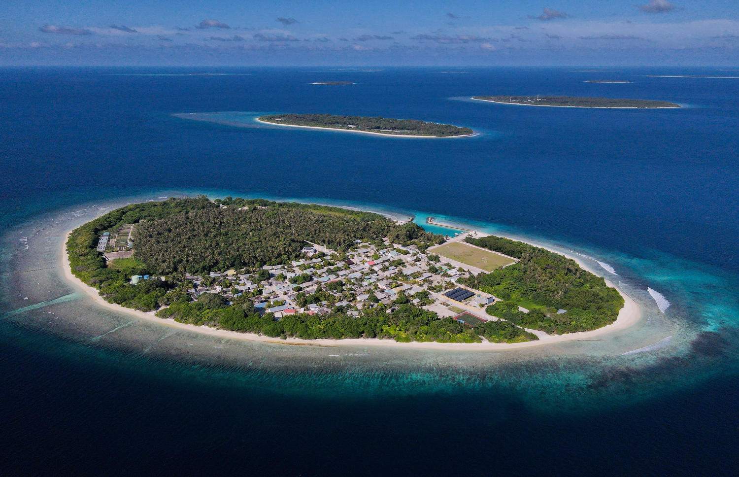 ހދ. ހިރިމަރަދޫ: ހިރިމަރަދުއަކީ ހދ. އަތޮޅުގެ 13 ރަށުގެ ތެެރެއިން އެންމެ އާބާދީ ކުޑަ ރަށް، އެންމެ ފަހުން ހެދި ބޯހިމެނުމުން އެނގޭ ގޮތުގައި ރަށުގެ ދިރިއުޅޭ އާބާދީއަކީ 293. އެއީ 157 ފިރިހެނުންނާއި 136 އަންހެނުން -- ފޮޓޯ: ފަޔާޒު މޫސާ | މިހާރު