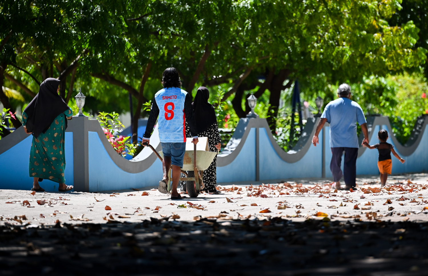 ހިރިމަރަދޫ މަގެއް މަތިން ބަޔަކު ހިނގާފައި ދަނީ --- މިހާރު ފޮޓޯ/ފަޔާޒު މޫސާ