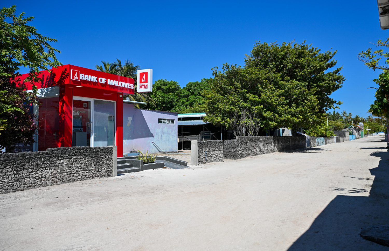 މި ސަރުކާރުން ސަރުކާރުން ހިރިމަރަދޫގައި ބެހެއްޓި އޭޓީއެމް: ދަރިންނާއި ދަރިންގެ ދަރިންގެ މުސްތަގުބަލަށް ވިސްނައި ރަށް ދޫކޮށްލަން މި ރަށު ގިނަ މީހުން ބޭނުންވޭ -- ފޮޓޯ: ފަޔާޒު މޫސާ | މިހާރު