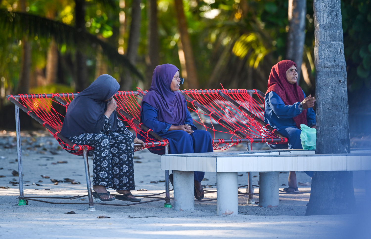 ހިރިމަރަދޫ ބަނދަރުމަތީ ހުރި ޖޯއްޔެއްގައި ބަޔަކު އިށީނދެލައިގެން : އާބާދީ މަދުވެ ތަރައްގީ މަޑުޖެހިފައިވާ ހިރިމަރަދޫ ރައްޔިތުން، ހދ. ހަނިމާދު އަށް ބަދަލުކުރަން ނިންމައި ފެބްރުއަރީ، 1، 2025 ގައި ސަރުކާރުން ވަނީ އެކަން އިއުލާނުކޮށްފަ — ފޮޓޯ: ފަޔާޒު މޫސާ |