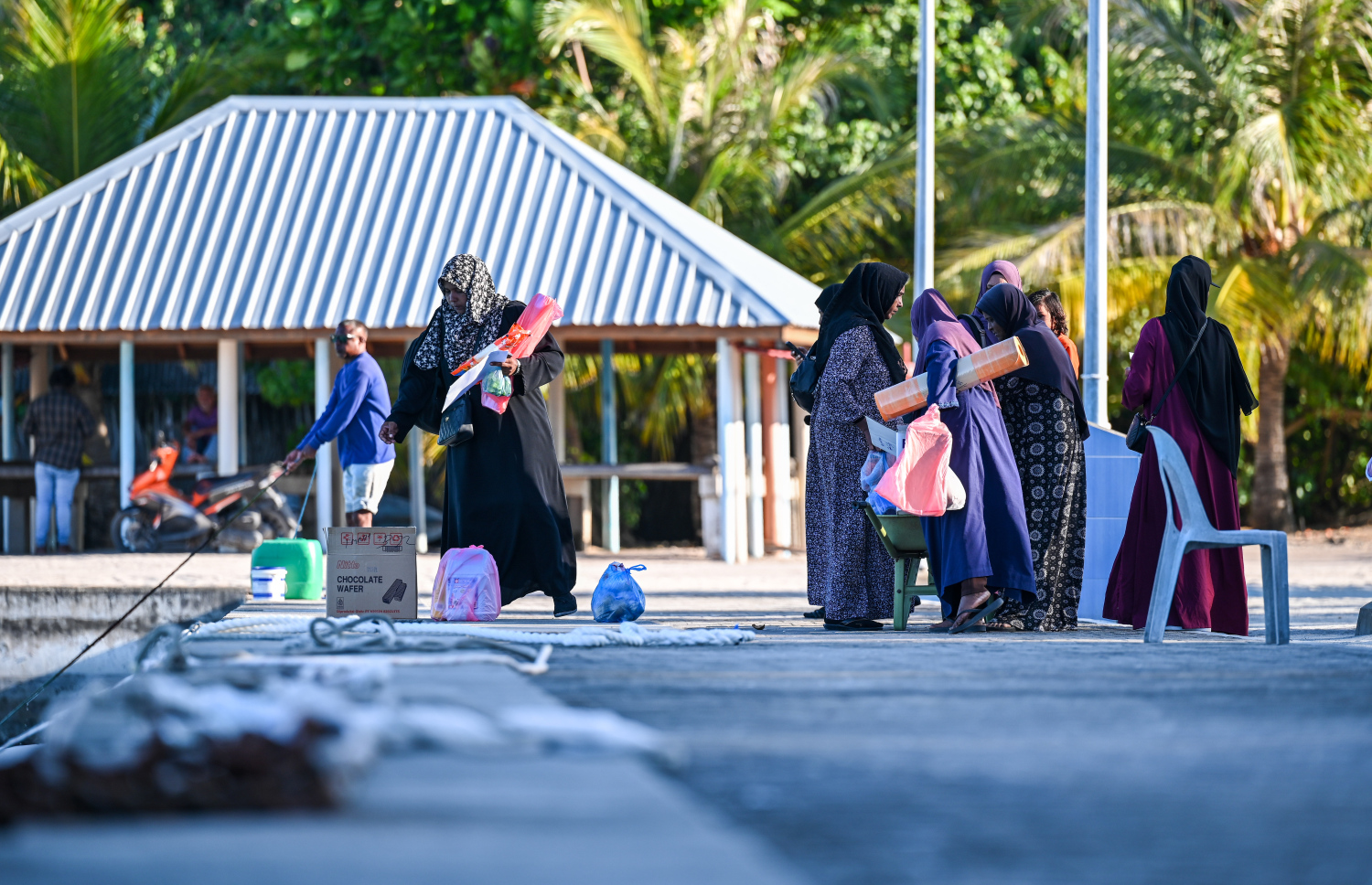 ބޭނުންވާ ބައެއް ސާމާނު އެހެން ރަށަކުން ހިފައިގެން ހިރިމަރަދު އަށް ބަޔަކު ފައިބަނީ.--- ފޮޓޯ: ފަޔާޒު މޫސާ | މިހާރު