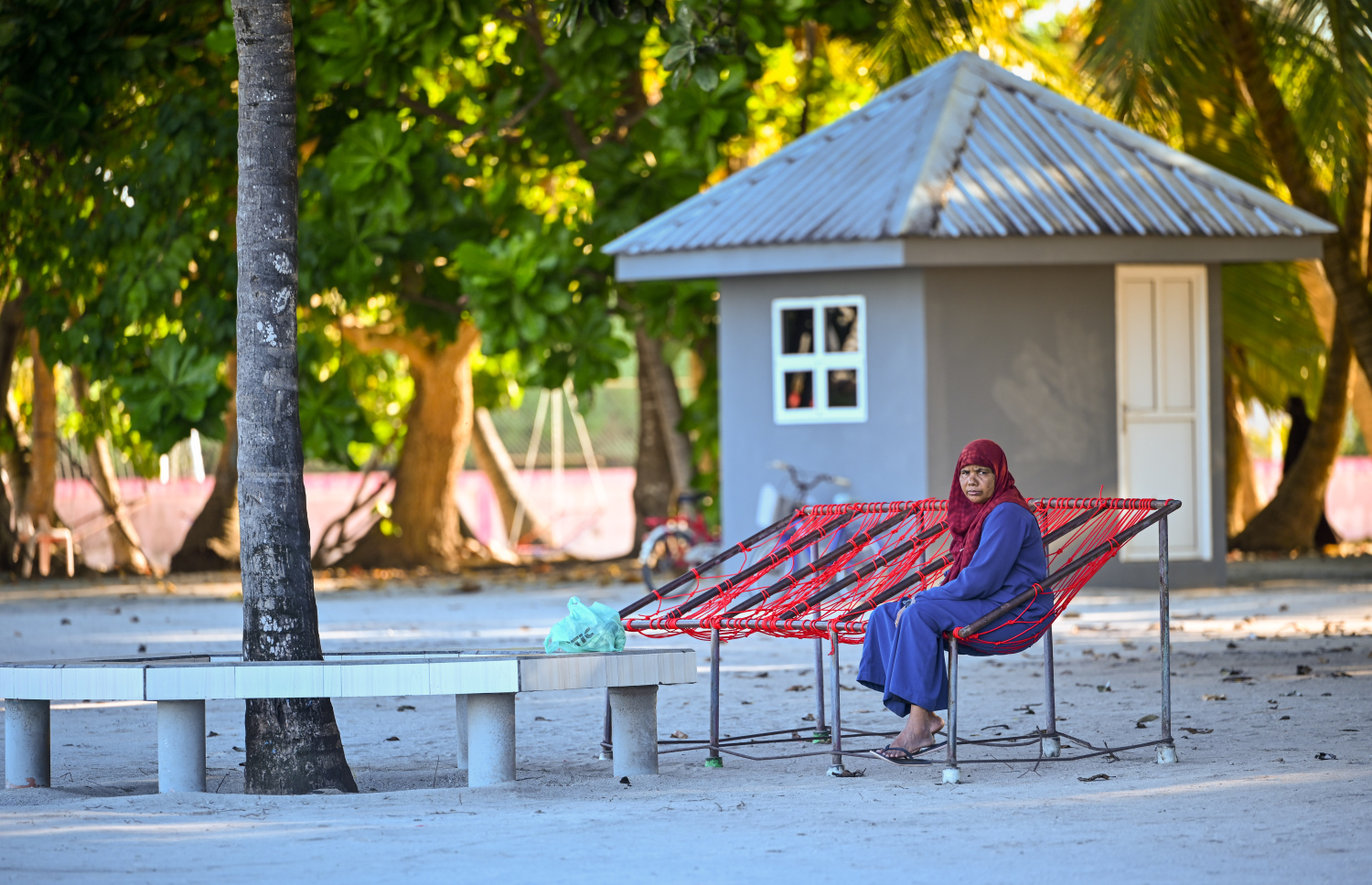 ހިރިމަރަދޫ ބަނދަރުމަތީގައި ހުރި ޖޯއްޔެއްގައި މީހަކު އިށީނދެލައިގެން: އެ ރަށުން ފެންނަނީ ފަޅުކަމާއި ނިކަމެތިކަން --- މިހާރު ފޮޓޯ/ފަޔާޒު މޫސާ