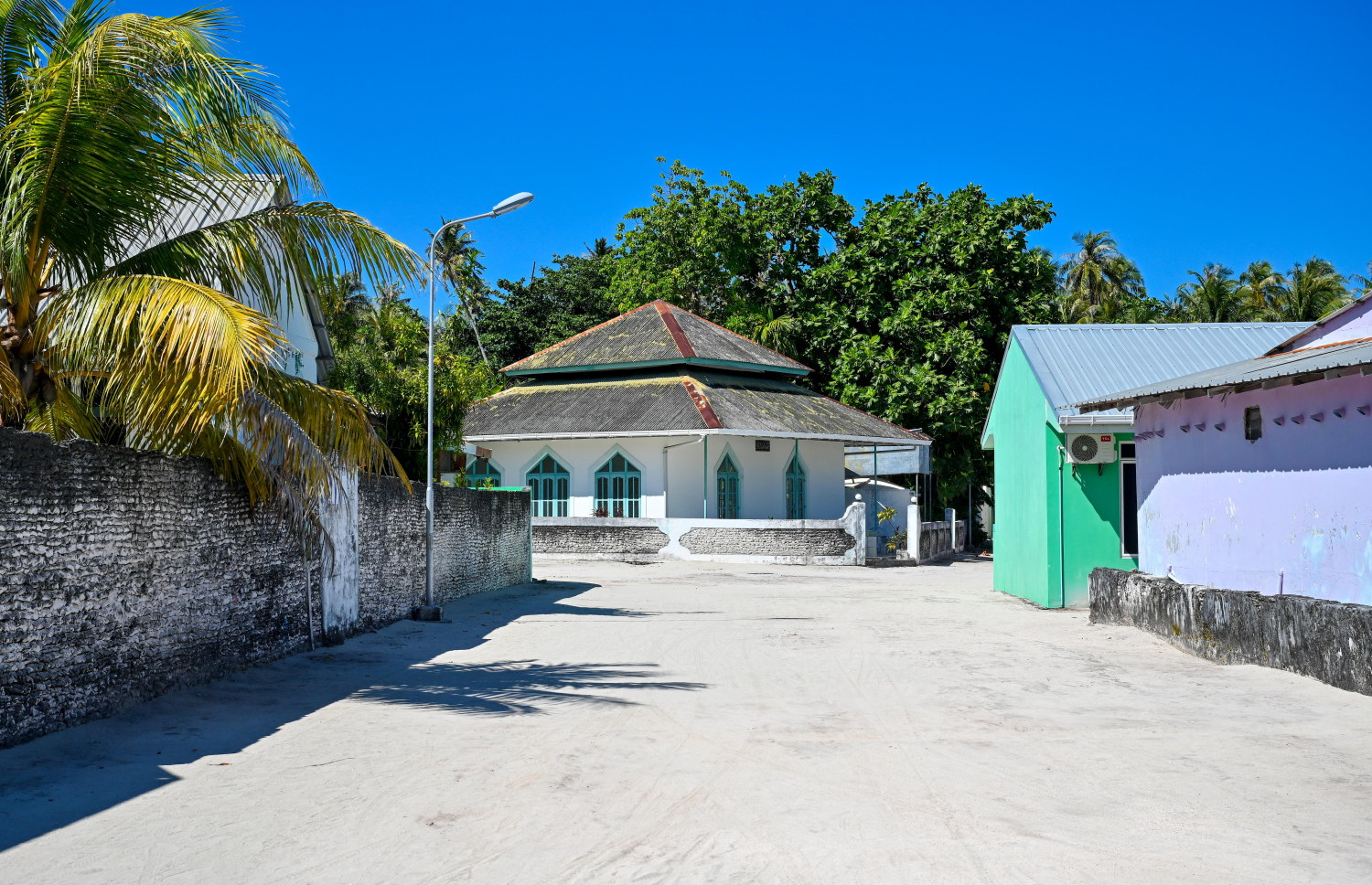 ހިރިމަރަދޫގައި ކުރިން އިމާރާތްކޮއްފަ ހުރި މިސްކިތެއް. މިހާރު މި ރަށުގައި ވަނީ ޒަމާނީ ފެންވަރުގެ ބޮޑު މިސްކިތެއްވެސް އިމާރާތްކޮށް މިހާރު ދަނީ ބޭނުންކުރަމުން -- ފޮޓޯ: ފަޔާޒު މޫސާ | މިހާރު