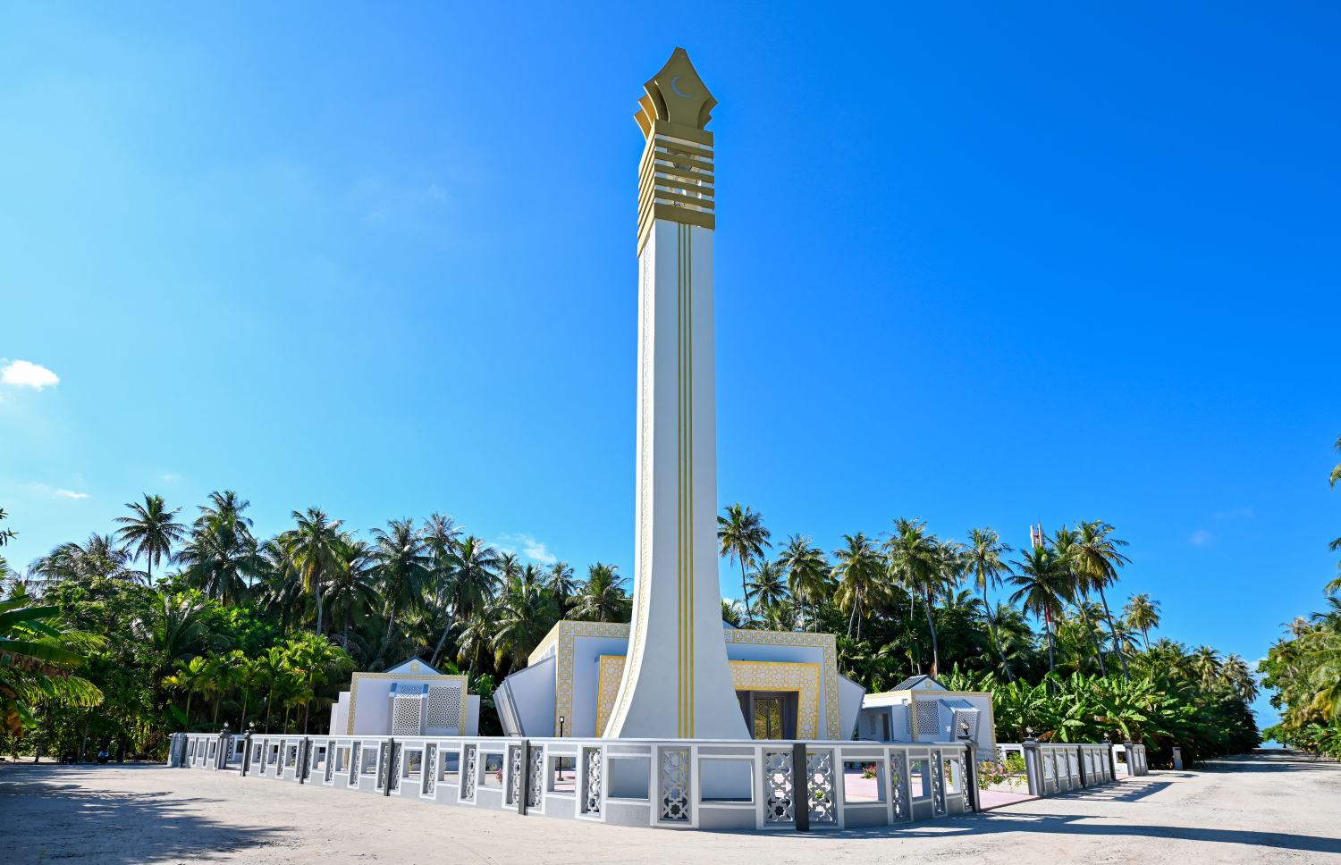 މި ސަރުކާރުން ހިރިމަރަދޫގައި ބިނާކުރި ޒަމާނީ ފެންވަރުގެ މިސްކިތް. މި ރަށުގައި ދިރިއުޅޭ އާބާދީއަކީ 293 މީހުން -- ފޮޓޯ: ފަޔާޒު މޫސާ | މިހާރު