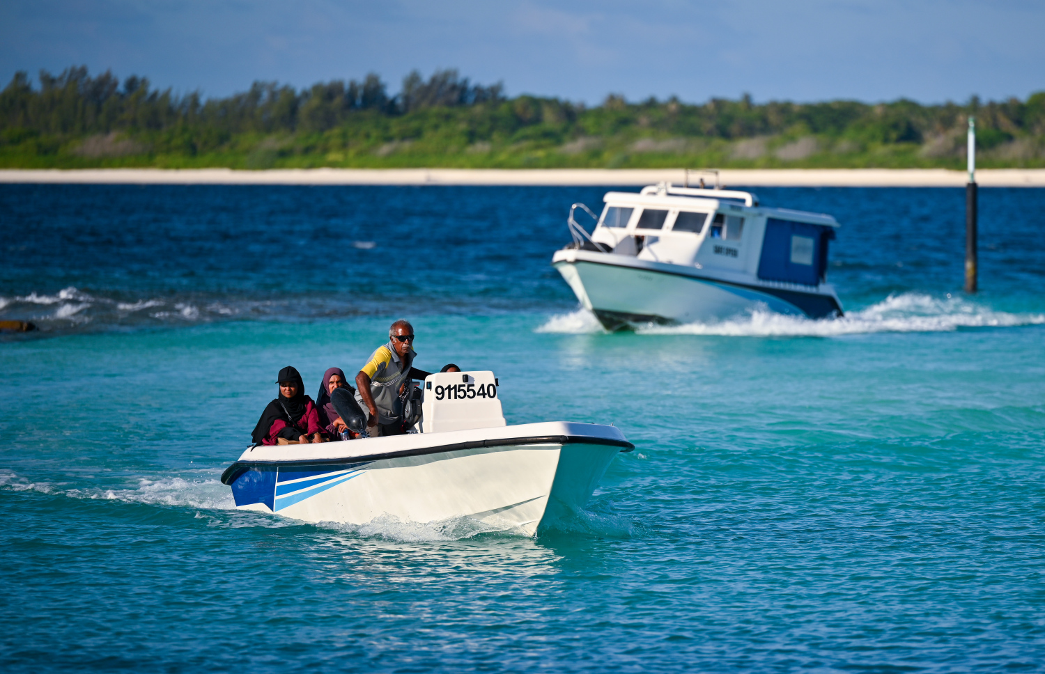 ކުޑަ ސްޕީޑް ބޯޑެއްގައި ހދ. ހިރިމަރަދުއަށް ބަޔަކު ދަނީ: އެ ރަށުގައި ދިރިއުޅޭ މީހުންގެ އާބާދީ އިންތިހާ އަށް މަދުވެ، އެ ރަށުގައި ދިރިއުޅެވޭނެ ފަސޭހަ އިންތިޒާމުތަކެއް ނެތް --- މިހާރު ފޮޓޯ/ ފަޔާޒު މޫސާ