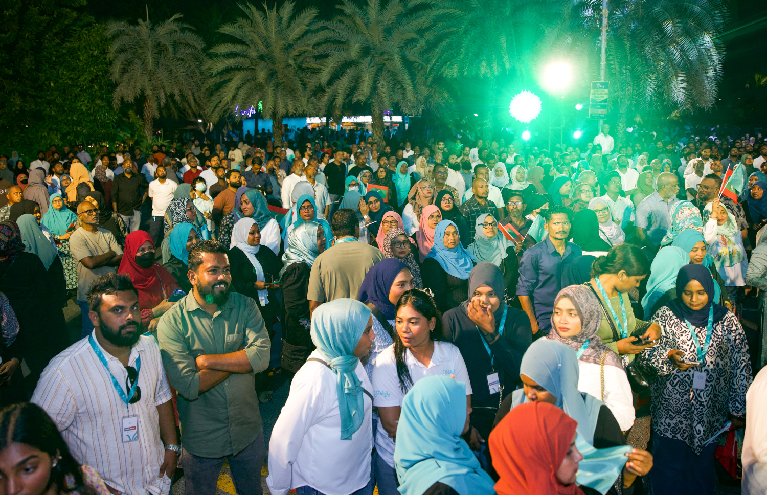 ޕީއެންސީގެ އޮފީސް ރަސްމީކޮށް ހުޅުވަން ބޭއްވި ރަސްމިއްޔާތުގައި ބައިވެރިވި މީހުން ޖަގަހަ ބޭރުގައި، މި ރަސްމިއްޔާތުގައި ގިނަ ބަޔަކު ވަނީ ބައިވެރިވެފަ   -- ފޮޓޯ: މިހާރު