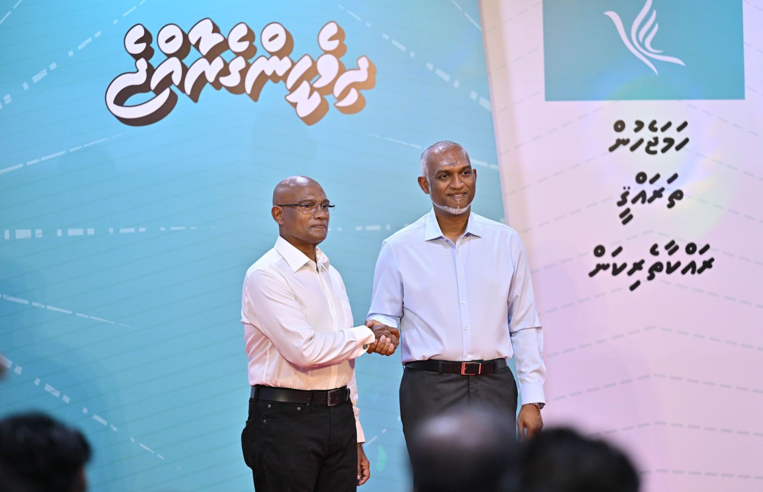 ކުރިއަށް އޮތް ލޯކަލް ކައުންސިލްތަކުގެ އިންތިހާބުގައި މާލޭގެ މޭޔަރުކަމަށް ޕީއެންސީގެ ޓިކެޓުގައި ވާދަކުރައްވާ މޫސާ އަލީ ޖަލީލުއާ ރައީސް މުއިއްޒު މިރޭ ސަލާން ކުރައްވަނީ.