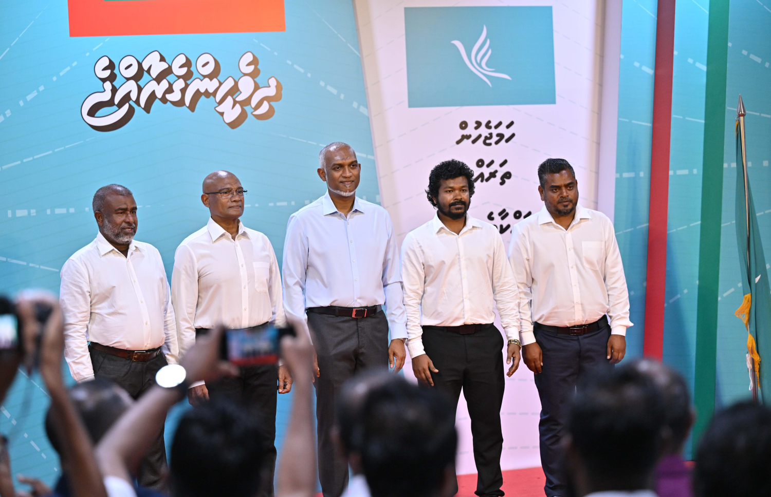 ކުރިއަށް އޮތް ލޯކަލް ކައުންސިލް އިންތިހާބުގައި ޕީއެންސީގެ ޓިކެޓުގައި ސިޓީތަކުގެ މޭޔަރުކަމަށް ވާދަކުރައްވާ ކެންޑިޑޭޓުންނާ އެކު ރައީސް މުއިއްޒު ރޭ ފޮޓޯފުޅެއް ނަންގަވަނީ.