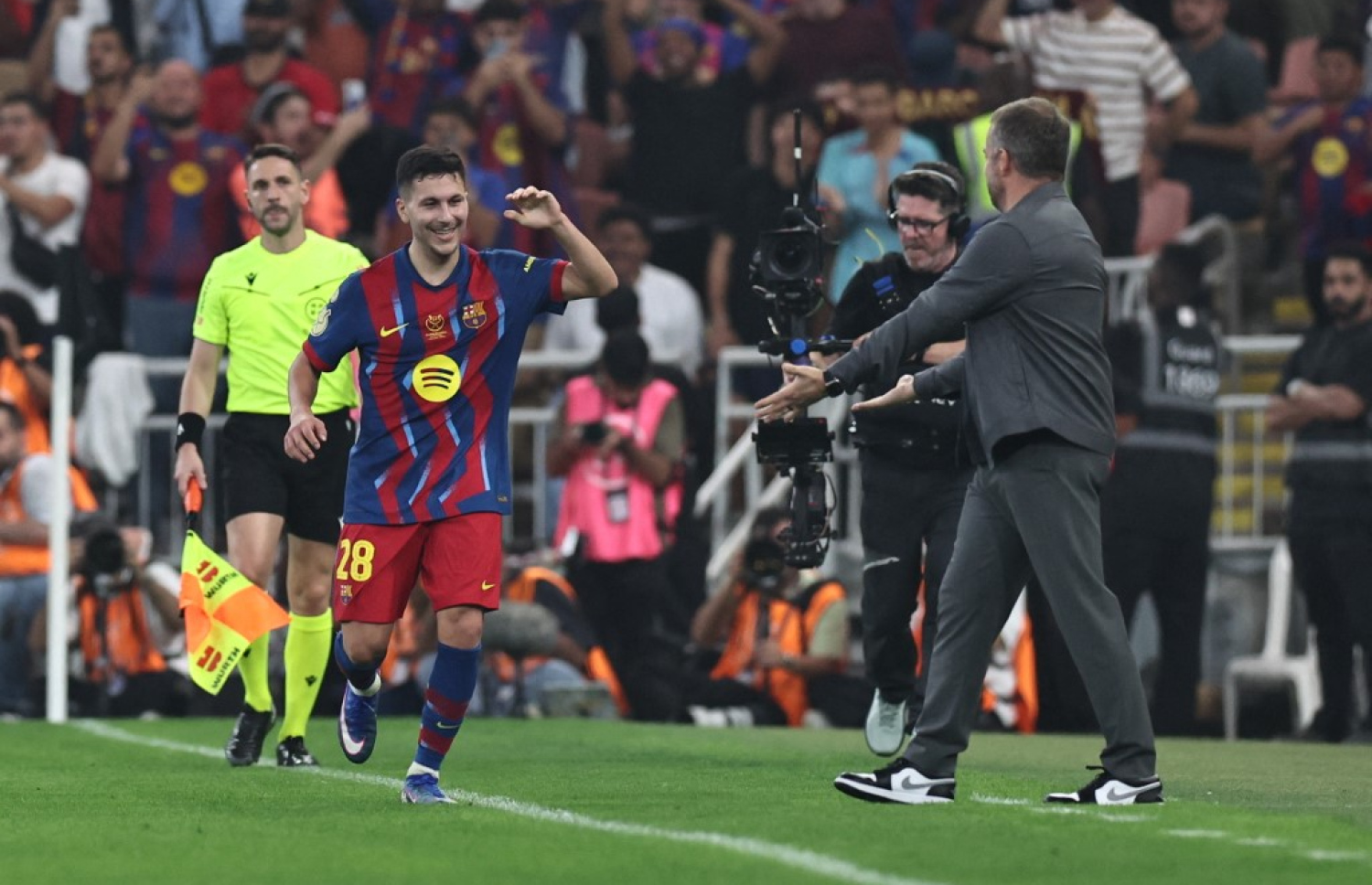 ރޫނީ ބަރްދަޣްޖީ ބާސެލޯނާއަށް ގޯލެއް ޖަހައިދިނުމަށް ފަހު.-- ފޮޓޯ: އޭއެފްޕީ