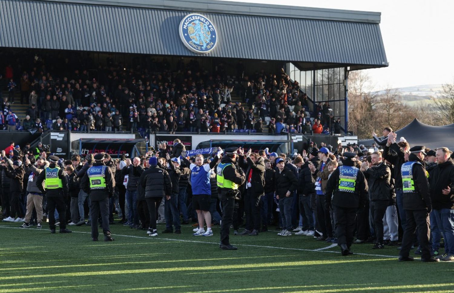 މެޗުން މޮޅުވުމުން މެކްލެސްފީލްޑްގެ ސަޕޯޓަރުން ދަނޑުމަތީގައި އުފާފާލުކުރަނީ-- ފޮޓޯ: އޭއެފްޕީ